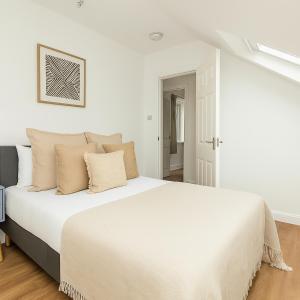 2 Bed Flat in Acton Town