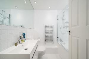 Modern Angel Flat with Balcony