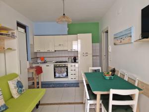 Trilocale a 350 metri dal mare con posto auto e doccia esterna