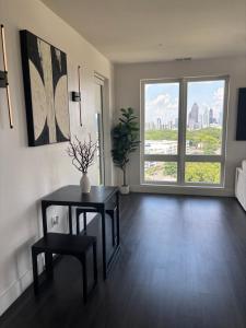 Upscale Midtown Retreat , Free Parking & Close to Mercedes-Benz