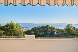 Villa with two separate four-bed apartments, private pool, grill and garage