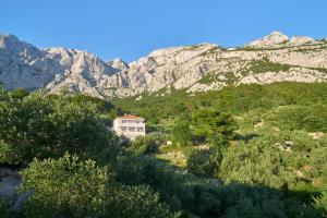 Villa with two separate four-bed apartments, private pool, grill and garage