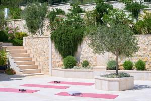 Villa with two separate four-bed apartments, private pool, grill and garage