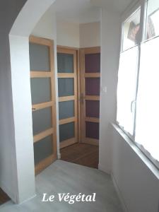 Les Belles Terrasses Dieppe ,3 appartements , LE VEGETAL de 1 a 8 personnes , LE TROPICAL de 1 a 6 personnes , LE FLORAL avec TERRASSE de 1 a 3 personnes , quartier calme au stationnement gratuit a cote de l'avenue verte : photos des chambres