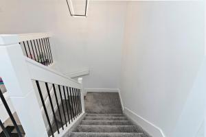 The Happy place - Luxurious, Cozy and Modern Home with 4 bedroom Air-condition, Netflix, Free Parking close to Airport and West Edmonton Mall