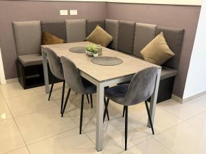 2 Palm Beach Penthouse - Seaview