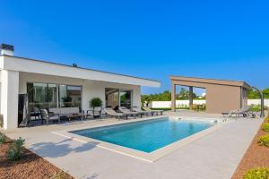 Villa Cedrus by Istrialux