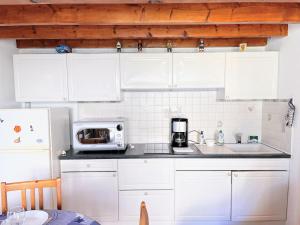 Maisons de vacances Ty Foc - Maisonnette en bord de mer - Jardin & Tennis : photos des chambres