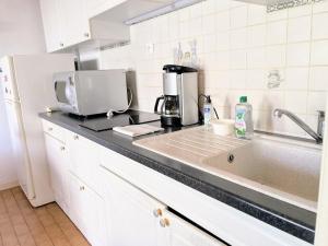 Maisons de vacances Ty Foc - Maisonnette en bord de mer - Jardin & Tennis : photos des chambres