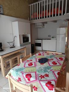 Maisons de vacances Le clos des romarins Gite le COQUELICOT : photos des chambres