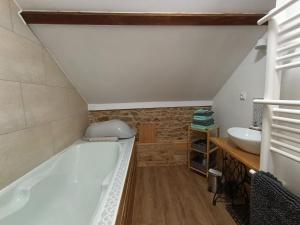 Maisons de vacances Gite de la Blanche Hermine, 8 personnes, classe 3 etoiles, proche Mont St Michel : photos des chambres