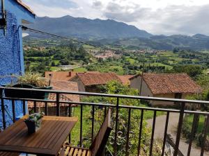 La casita azul entre playas y montañas