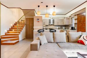 Lovehome - 4BD Villa with views-15mins to airport,10mins to MEC ΑΕ- 2mins to bus stop ,10mins to Suburban Railway on foot