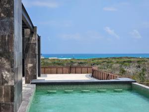 Luxury 3bd apartment with balcony and rooftop pool