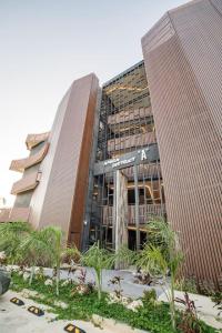 Luxury 3bd apartment with balcony and rooftop pool