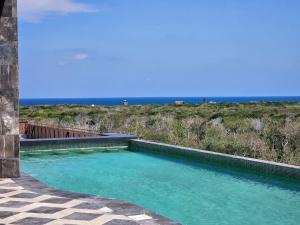 Luxury 3bd apartment with balcony and rooftop pool