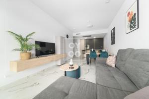 Sunrise Retreat, pool view, modern design - by Oyoostays