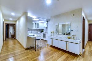 Marina View, 2BR Ideal for Groups, Walk to beach