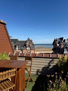 Appartements Appartement familial - 2 toits terrasses - vue mer - hyper centre d-Houlgate : photos des chambres