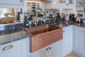 Luxury West End flat with stunning bay window views