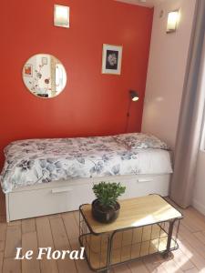 Les Belles Terrasses Dieppe ,3 appartements , LE VEGETAL de 1 a 8 personnes , LE TROPICAL de 1 a 6 personnes , LE FLORAL avec TERRASSE de 1 a 3 personnes , quartier calme au stationnement gratuit a cote de l'avenue verte : photos des chambres