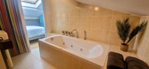 Appartements LE LOFT DE THAU, Standing, Grand Patio, Deco Boheme, Parking, Climatisation : photos des chambres