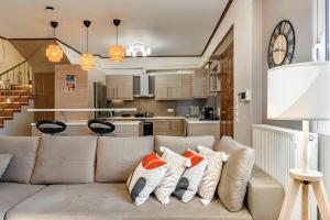 Lovehome - 4BD Villa with views-15mins to airport,10mins to MEC ΑΕ- 2mins to bus stop ,10mins to Suburban Railway on foot