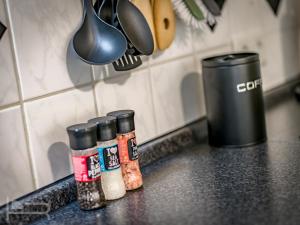 Voll ausgestattetes und möbliertes Apartment mit Einzelbetten - Küche - WLAN - Terrasse