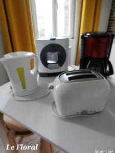 Les Belles Terrasses Dieppe ,3 appartements , LE VEGETAL de 1 a 8 personnes , LE TROPICAL de 1 a 6 personnes , LE FLORAL avec TERRASSE de 1 a 3 personnes , quartier calme au stationnement gratuit a cote de l'avenue verte : photos des chambres