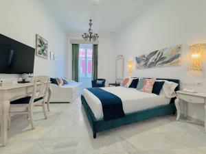 Triple Room with Balcony room in Hotel Las Cortes De Cádiz