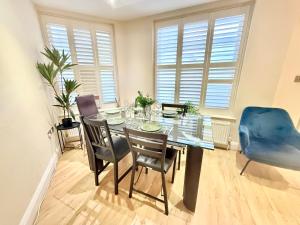 3-Bedroom Apartment with private Terrace in Pimlico, Westminster & Victoria by NourNest Apartments