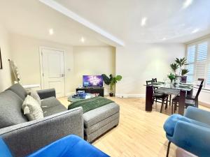 3-Bedroom Apartment with private Terrace in Pimlico, Westminster & Victoria by NourNest Apartments