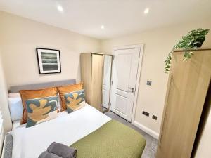 3-Bedroom Apartment with private Terrace in Pimlico, Westminster & Victoria by NourNest Apartments