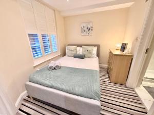 3-Bedroom Apartment with private Terrace in Pimlico, Westminster & Victoria by NourNest Apartments