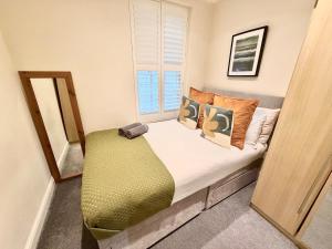 3-Bedroom Apartment with private Terrace in Pimlico, Westminster & Victoria by NourNest Apartments