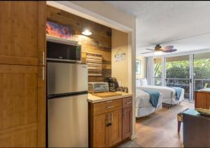 Resort Retreat Studio-Walk to Beach, Shops, Dining with AC, WIFI