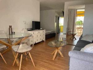 Apartamento con piscina climatizada y vista al mar