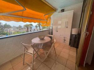 Apartamento con piscina climatizada y vista al mar