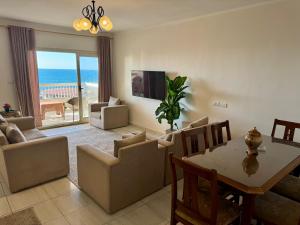ALEX HOMES - Sidi Gaber Cozy Apartment with Direct Sea View - Families Only