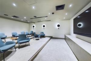 Coombe HIll Apartment - Excellent Location - Free Parking, Self-Check-In, Fast Wifi, Access to On-Site Gym, Cinema, Games Room and Work Space by Yoko Property