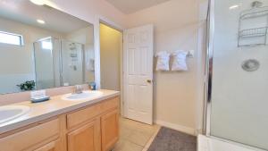 8 miles to Disney, 20 miles to Universal, private pool, spa, washer, dryer, games room, gated