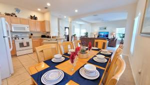 8 miles to Disney, 20 miles to Universal, private pool, spa, washer, dryer, games room, gated