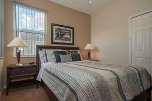 Private pool and spa, 10 miles to Disney, 20 Universal, ping pong, game room, washer, dryer, wifi