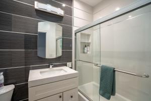 Oak Manor - Chic & Stylish 2BR Apartment Retreat