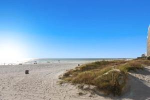 Sailors Cove: 5-Bedroom, 45 Baths, Sleeps 12! Steps Away from the Beach!