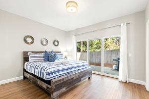 Sailors Cove: 5-Bedroom, 45 Baths, Sleeps 12! Steps Away from the Beach!