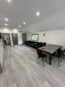 Cozy 4-Bedroom Cottage #2 in Innisfil