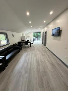 Cozy 4-Bedroom Cottage #2 in Innisfil