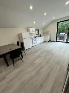 Cozy 4-Bedroom Cottage #2 in Innisfil