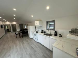 Cozy 4-Bedroom Cottage #2 in Innisfil